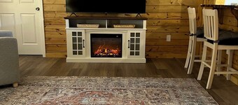 Cozy 2-bedroom cabin with WiFi, AC in delightful Rock. 2 minutes from trails.