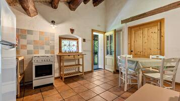 Frigorifero, forno, piano cottura, pentole/stoviglie/utensili