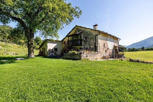 Ferienwohnung 'Appartamento Del Boscaiolo' mit Bergblick, Gemeinschaftsgarten & Balkon