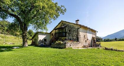 Ferienwohnung 'Appartamento Del Boscaiolo' mit Bergblick, Gemeinschaftsgarten & Balkon
