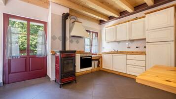 Kühlschrank, Ofen, Herdplatte, Kochgeschirr/Geschirr/Besteck