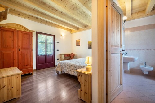 Apartamento 'Appartamento Del Boscaiolo' con vistas a las montañas, jardín compartido y balcón