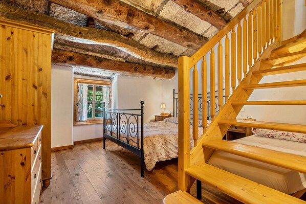 2 عدّة غرف نوم وملاءات أسرّة