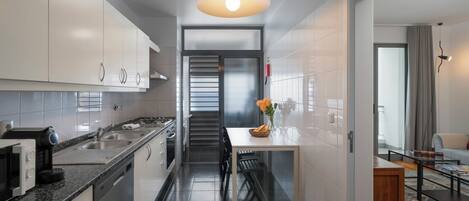 Refrigerador, microondas, horno y parrilla de estufa