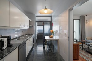 Réfrigérateur, four à micro-ondes, un four, surface de cuisson