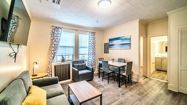 Smart TV - Renovated 1-Bedroom Apartment in Beautiful Downtown Falmouth Located on Main St (Falmouth)