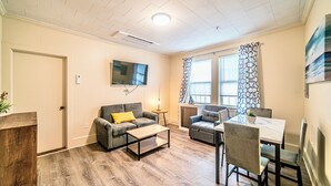 Smart TV - Renovated 1-Bedroom Apartment in Beautiful Downtown Falmouth Located on Main St (Falmouth)