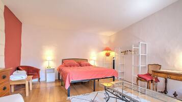 2 slaapkamers, een strijkplank/strijkijzer, gratis wifi, beddengoed