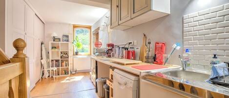 Fridge, microwave, dishwasher, coffee/tea maker