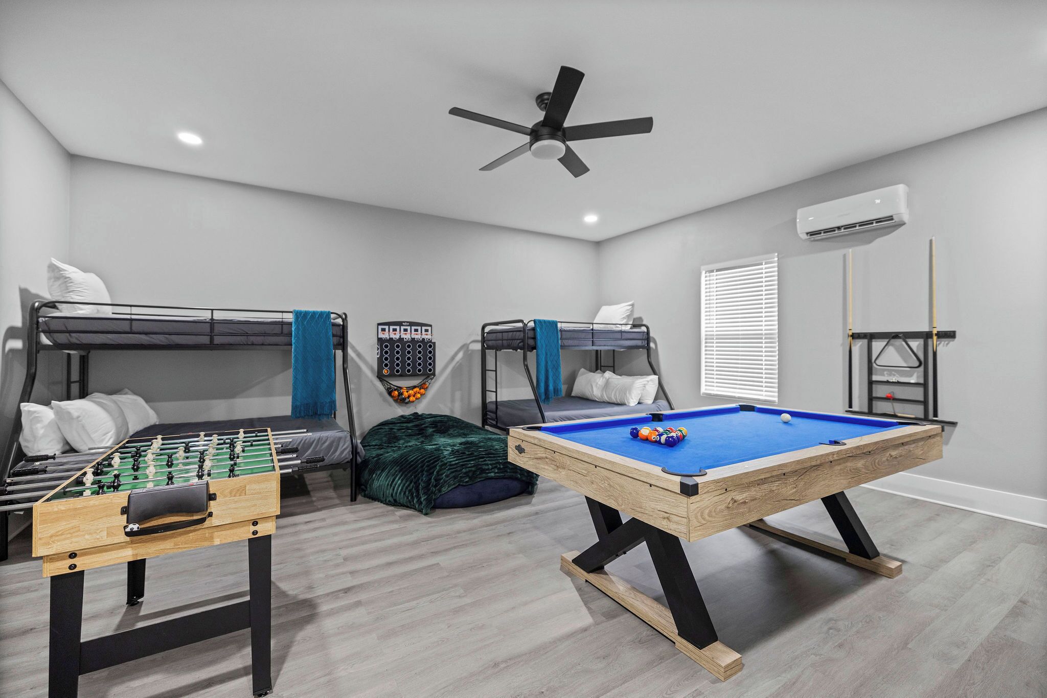 4 間睡房、書桌、熨斗/熨衫板、可攜式嬰兒床