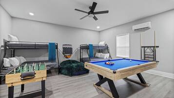 4 bedrooms, desk, iron/ironing board, travel crib