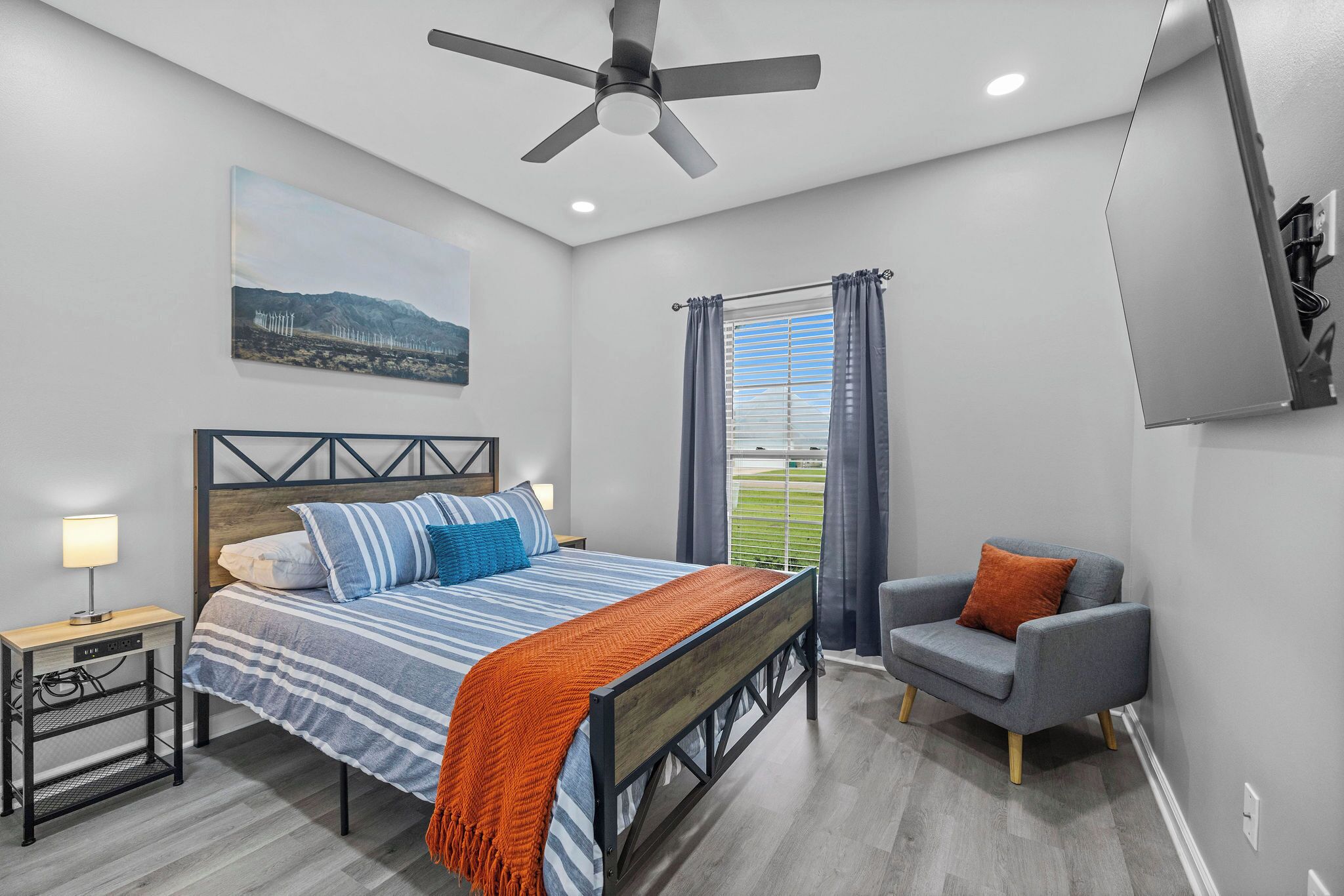 4 quartos, escrivaninha, ferros/tábuas de passar roupa, berço de viagem