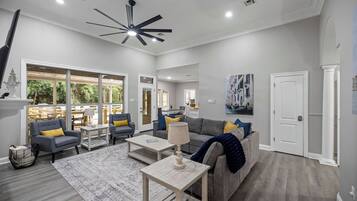 Smart TV, chimenea y futbolito