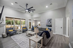 Smart TV, fireplace, table football - Ponchatoula - Robert Oasis with Pool & Game Room (Ponchatoula)