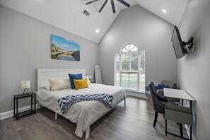 6 bedrooms, desk, iron/ironing board, travel cot - Ponchatoula - Robert Oasis with Pool & Game Room (Ponchatoula)