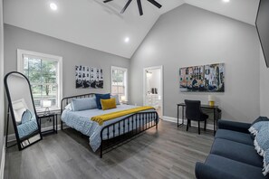 6 bedrooms, desk, iron/ironing board, travel cot