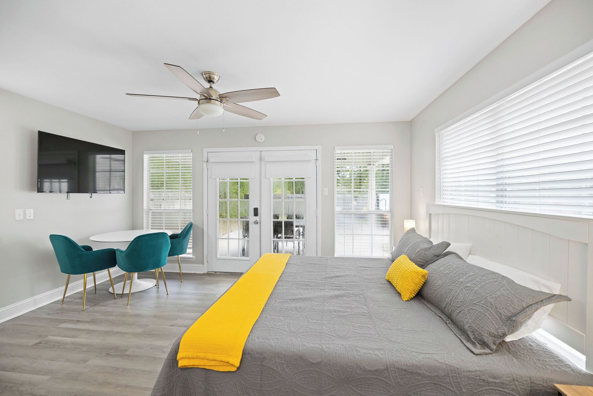 5 chambres, bureau, fer et planche à repasser, lit parapluie