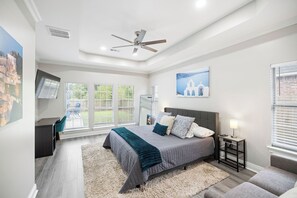 Ein modernes Schlafzimmer mit Bett, Schreibtisch und Stuhl.