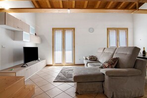 TV - Apartment 'Casa Zia Dani' with Mountain View, Private Terrace and Wi-Fi (Piantedo)