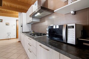 Fridge, microwave, oven, stovetop - Apartment 'Casa Zia Dani' with Mountain View, Private Terrace and Wi-Fi (Piantedo)