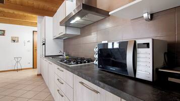 Frigorifero, microonde, forno, piano cottura