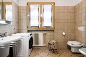 Regadera, amenidades de baño gratuitas, secadora de cabello, toallas 