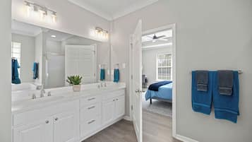 5 slaapkamers, een bureau, een strijkplank/strijkijzer, reisbedje