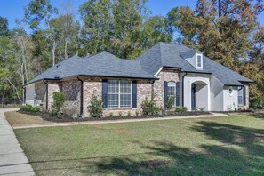 Exterior - Family-Friendly with Game Room & Screened-In Pool (Ponchatoula)
