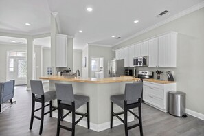 Kjøleskap, mikrobølgeovn, ovn og kokeplater