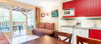 Close to the lake, beautiful apartment residence with swimming pool
