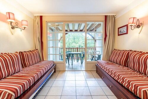 Close to the lake, beautiful apartment residence with swimming pool