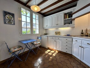 Kjøleskap, mikrobølgeovn, ovn og oppvaskmaskin