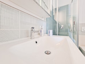 Shower, towels