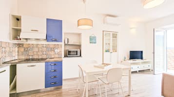 Fridge, cookware/dishes/utensils