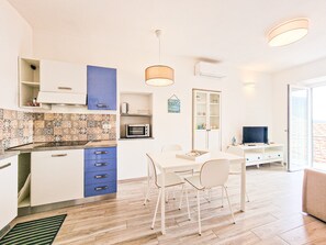 Fridge, cookware/dishes/utensils
