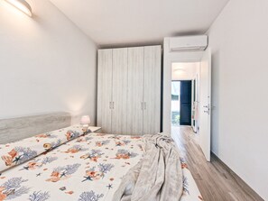 1 bedroom, bed sheets