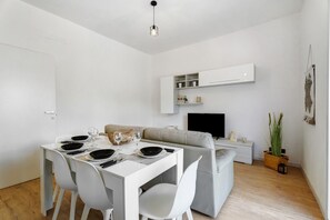 Dining - Holiday Home 'Villa Lilia Appartamento Verde' with Shared Garden and Wi-Fi (Arona)