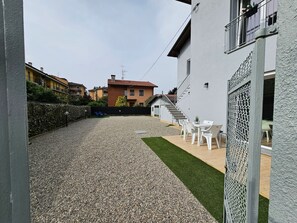 Outdoor dining - Holiday Home 'Villa Lilia Appartamento Verde' with Shared Garden and Wi-Fi (Arona)