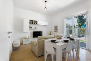 TV - Holiday Home 'Villa Lilia Appartamento Verde' with Shared Garden and Wi-Fi (Arona)