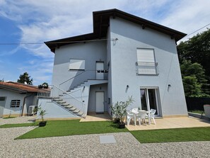 Exterior - Holiday Home 'Villa Lilia Appartamento Verde' with Shared Garden and Wi-Fi (Arona)