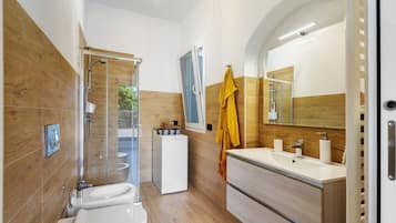 Dusche, Haartrockner, Handtücher