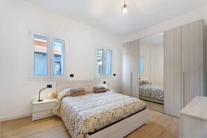 2 bedrooms, iron/ironing board, free WiFi, bed sheets - Holiday Home 'Villa Lilia Appartamento Verde' with Shared Garden and Wi-Fi (Arona)