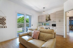 TV - Holiday Home 'Villa Lilia Appartamento Verde' with Shared Garden and Wi-Fi (Arona)