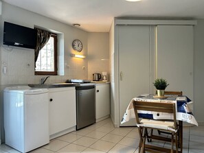 Refrigerador, microondas, tostadora y utensilios de cocina 