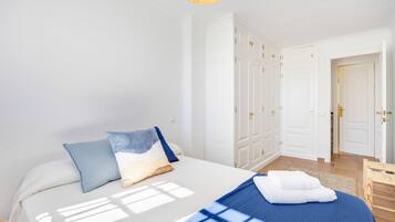 3 slaapkamers, een strijkplank/strijkijzer, gratis wifi, beddengoed