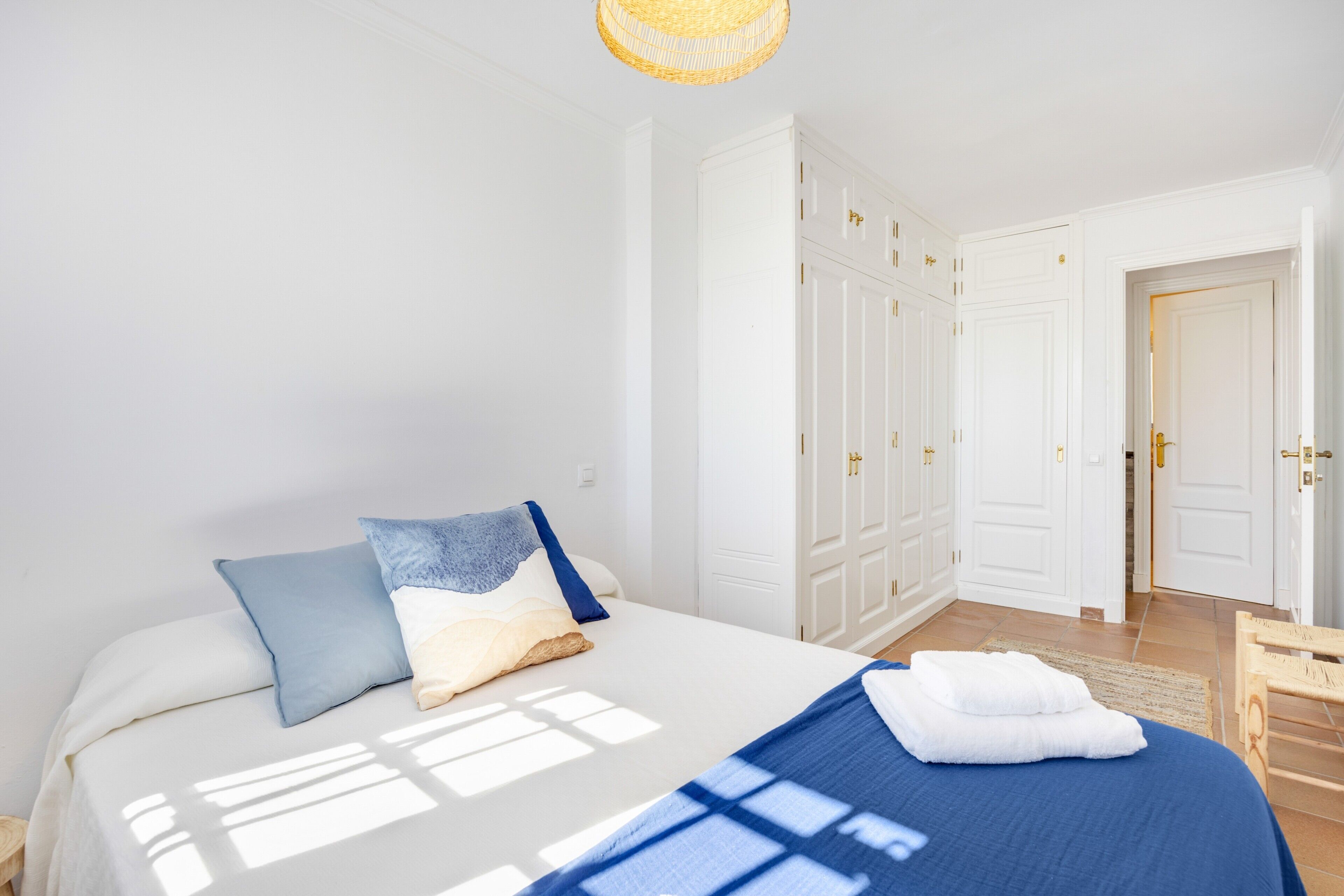 3 slaapkamers, een strijkplank/strijkijzer, gratis wifi, beddengoed