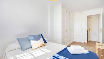 3 slaapkamers, een strijkplank/strijkijzer, gratis wifi, beddengoed