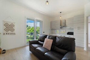 TV - Holiday Home 'Villa Lilia Appartamento Blu' with Shared Garden, Balcony and Wi-Fi (Arona)