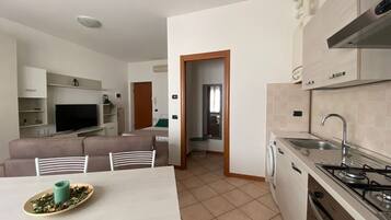 Fridge, microwave, oven, coffee/tea maker