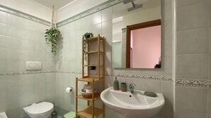 Dutxa, assecador de cabells i bidet 
